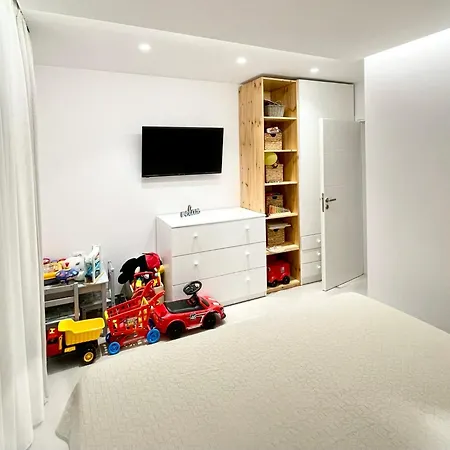 White House Kokas Luxury Kremastí